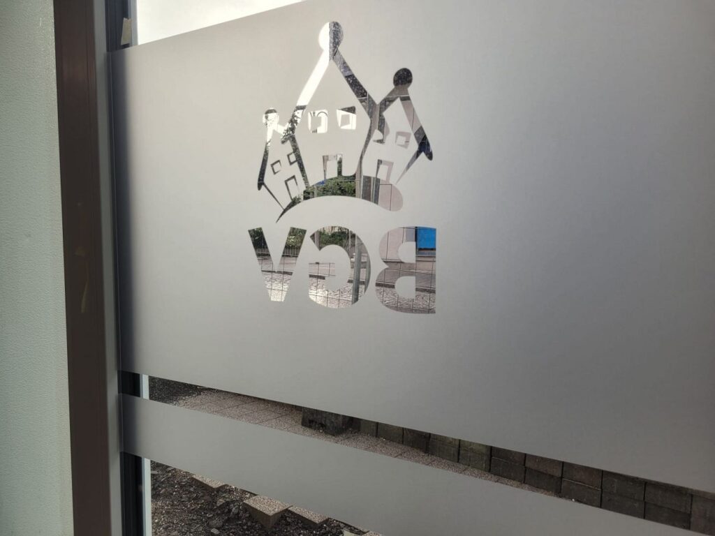 Glasdekor Sichtschutzfolie mit ausgehobenen Logo für die Büroräume BGV in Borna